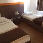 2 Pieces Avec Piscine, 150 M De La Plage. Apartamento Cannes