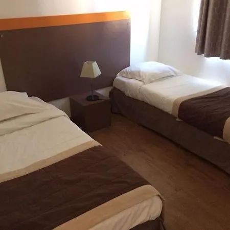 2 Pieces Avec Piscine, 150 M De La Plage. Apartamento Cannes