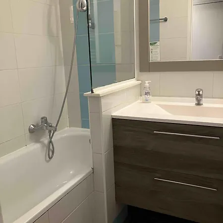 2 Pieces Avec Piscine, 150 M De La Plage. Apartamento Cannes