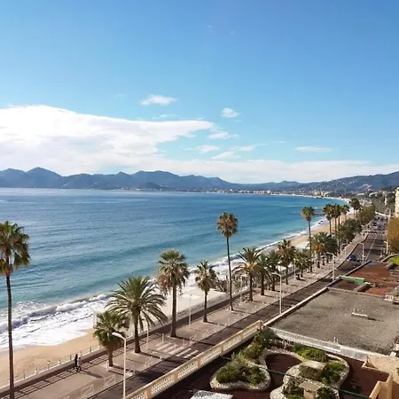 2 Pieces Avec Piscine, 150 M De La Plage. * Cannes