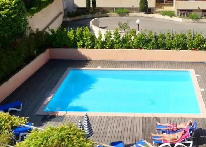 2 Pieces Avec Piscine, 150 M De La Plage. Апартаменты *