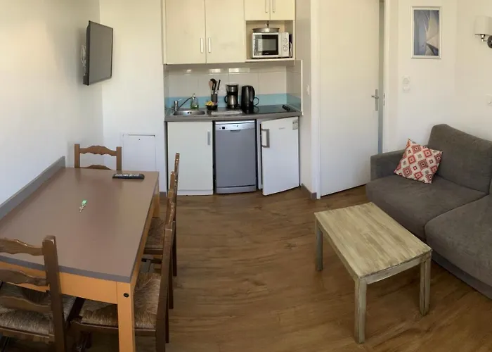 2 Pieces Avec Piscine, 150 M De La Plage. Апартаменты