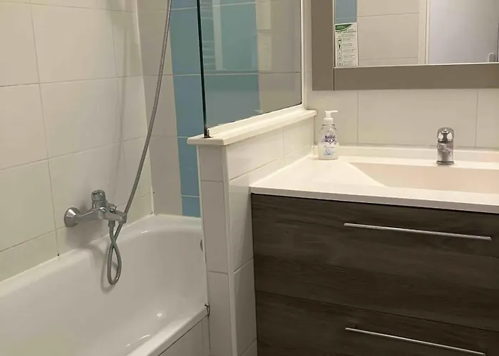 2 Pieces Avec Piscine, 150 M De La Plage. Апартаменты Канны