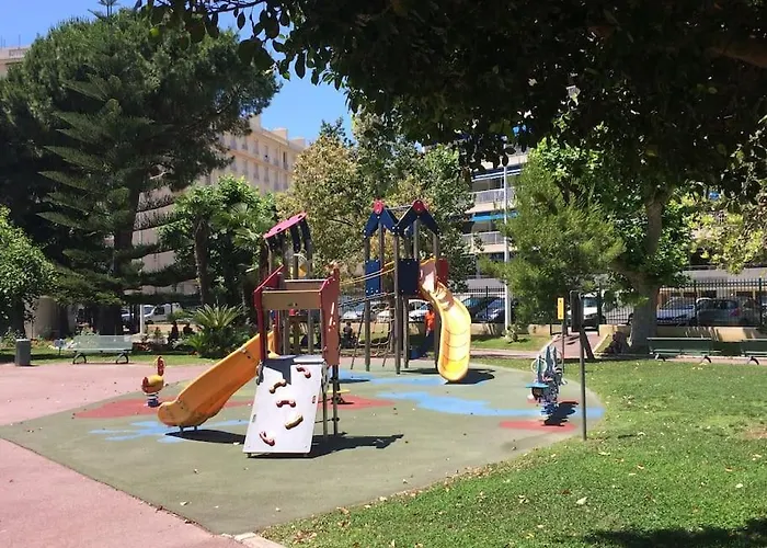 2 Pieces Avec Piscine, 150 M De La Plage.